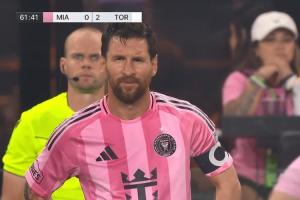 迈阿密3分钟连丢两球0-2落后对手，梅西双手叉腰表情有些无奈